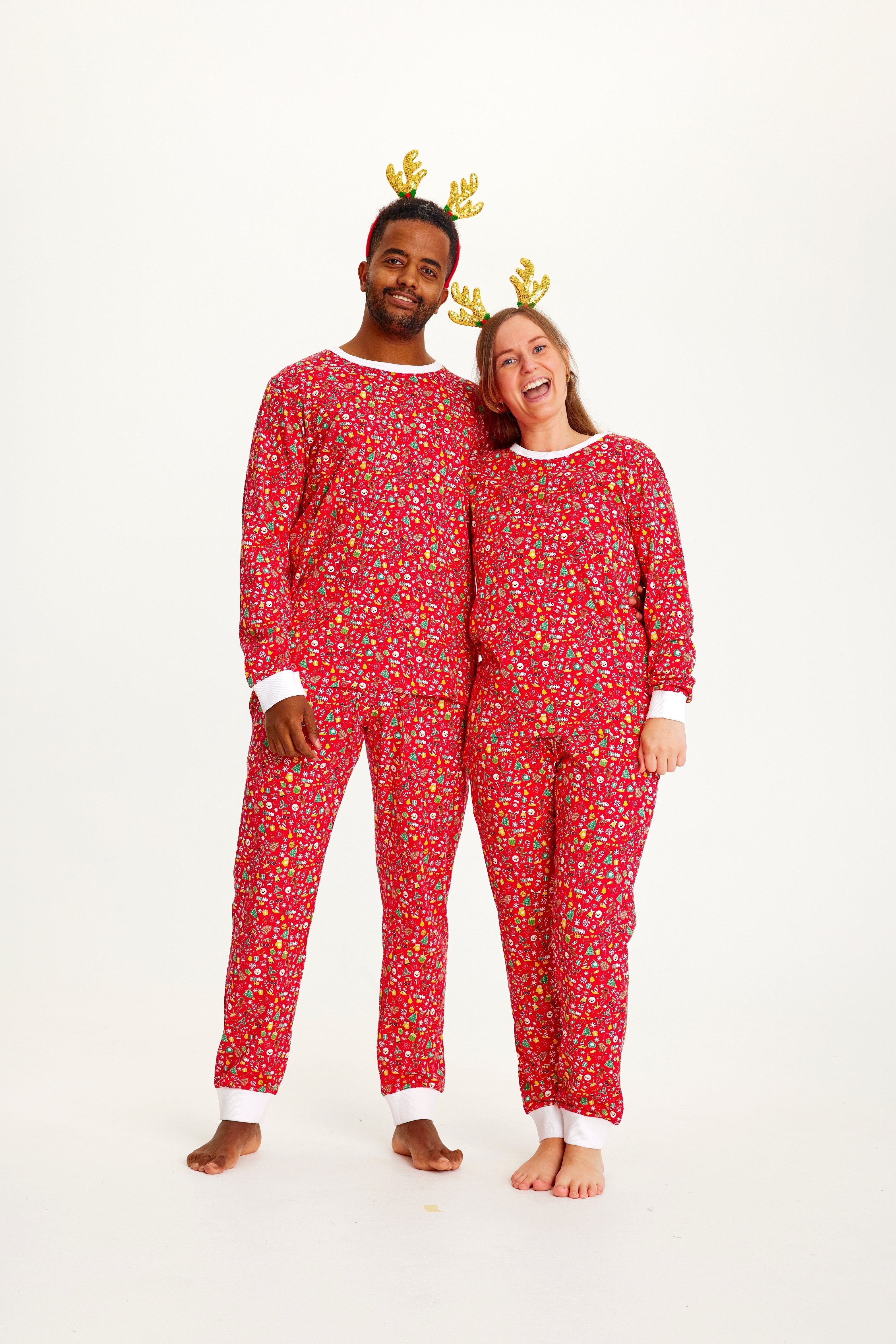 Een koppel draagt een rode kerstpyjama.